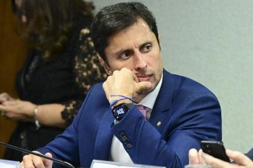 'Falo como pai, filho e marido. Porque, antes de ser deputado, sou um homem com uma família que merece viver em paz. E é por eles que sigo firme', escreveu parlamentar ao pedir escolta - (crédito: Geraldo Magela/Agência Senado) 'Falo como pai, filho e marido. Porque, antes de ser deputado, sou um homem com uma família que merece viver em paz. E é por eles que sigo firme', escreveu parlamentar ao pedir escolta - (crédito: Geraldo Magela/Agência Senado)