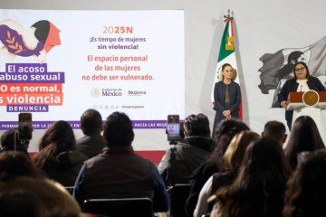 Citlalli Hernández (D) apresenta o plano ao lado de Claudia Sheinbaum, em evento no Palácio Nacional -  (crédito: Secretaria das Mulheres do México)