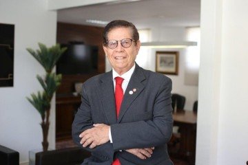 Francisco de Assis Chiaratto satiriza burocracia e falta de ação diante das mudanças climáticas em livro de estreia na ficção - (crédito: Divulgação) Francisco de Assis Chiaratto satiriza burocracia e falta de ação diante das mudanças climáticas em livro de estreia na ficção - (crédito: Divulgação)