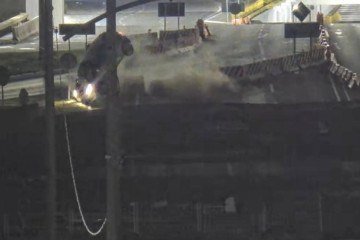 Motorista perde controle do carro, bate em mureta e capota carro no Buraco do Tatu - (crédito: Reprodução DER) Motorista perde controle do carro, bate em mureta e capota carro no Buraco do Tatu - (crédito: Reprodução DER)