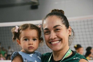 Maia é a mascote da família: carinho da mãe, Jordane, e do pai-coruja, João Sartorelli - (crédito: Rogério Guerreiro / Brasília Vôlei) Maia é a mascote da família: carinho da mãe, Jordane, e do pai-coruja, João Sartorelli - (crédito: Rogério Guerreiro / Brasília Vôlei)