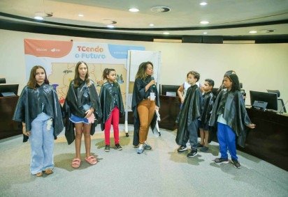 Alunos do ensino fundamental usando toga em passeio no TCDF -  (crédito: Divulgação/TCDF)