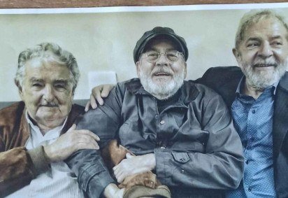 Bons amigos: Frateschi entre o ex-presidente uruguaio Mujica, já falecido, e Lula -  (crédito: Reprodução / Facebook) -Bons amigos: Frateschi entre o ex-presidente uruguaio Mujica, já falecido, e Lula -  (crédito: Reprodução / Facebook)