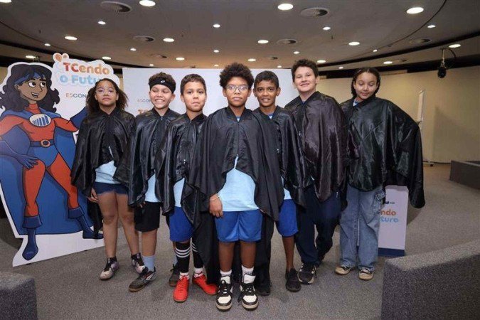 Alunos do projeto TCendo o Futuro utilizando toga