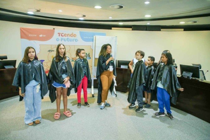 Alunos do ensino fundamental usando toga em passeio no TCDF -  (crédito: Divulgação/TCDF)
