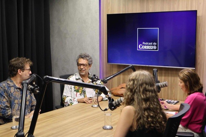  Fl&aacute;vio Carvalho (E) e Lula Duffrayer conversam com as jornalistas Sibele Negromonte (D) e Giovanna Kunz