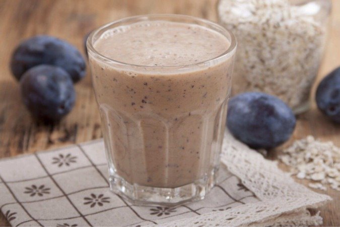 Vitamina de ameixa com aveia (Imagem: GalinaSh | Shutterstock) - (crédito: EdiCase) Vitamina de ameixa com aveia (Imagem: GalinaSh | Shutterstock) - (crédito: EdiCase)