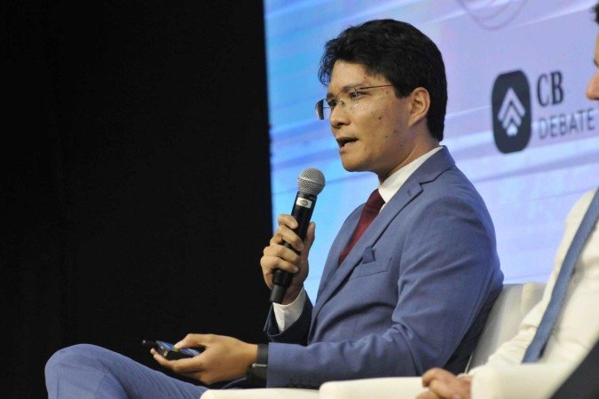 Carlos Watanabe, urologista especialista em cirurgia robótica e uro-oncologia, na abertura do CB.Debate Novembro Azul