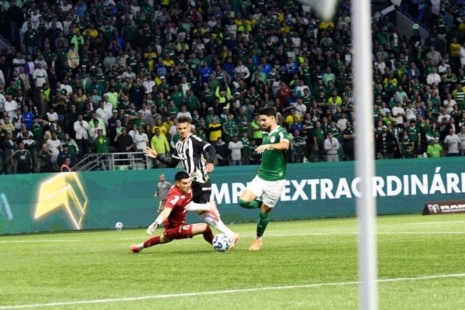 Palmeiras teve volume de jogo, criou boas oportunidades, mas o goleiro santista Gabriel Braz&atilde;o impediu placar mais el&aacute;stico
