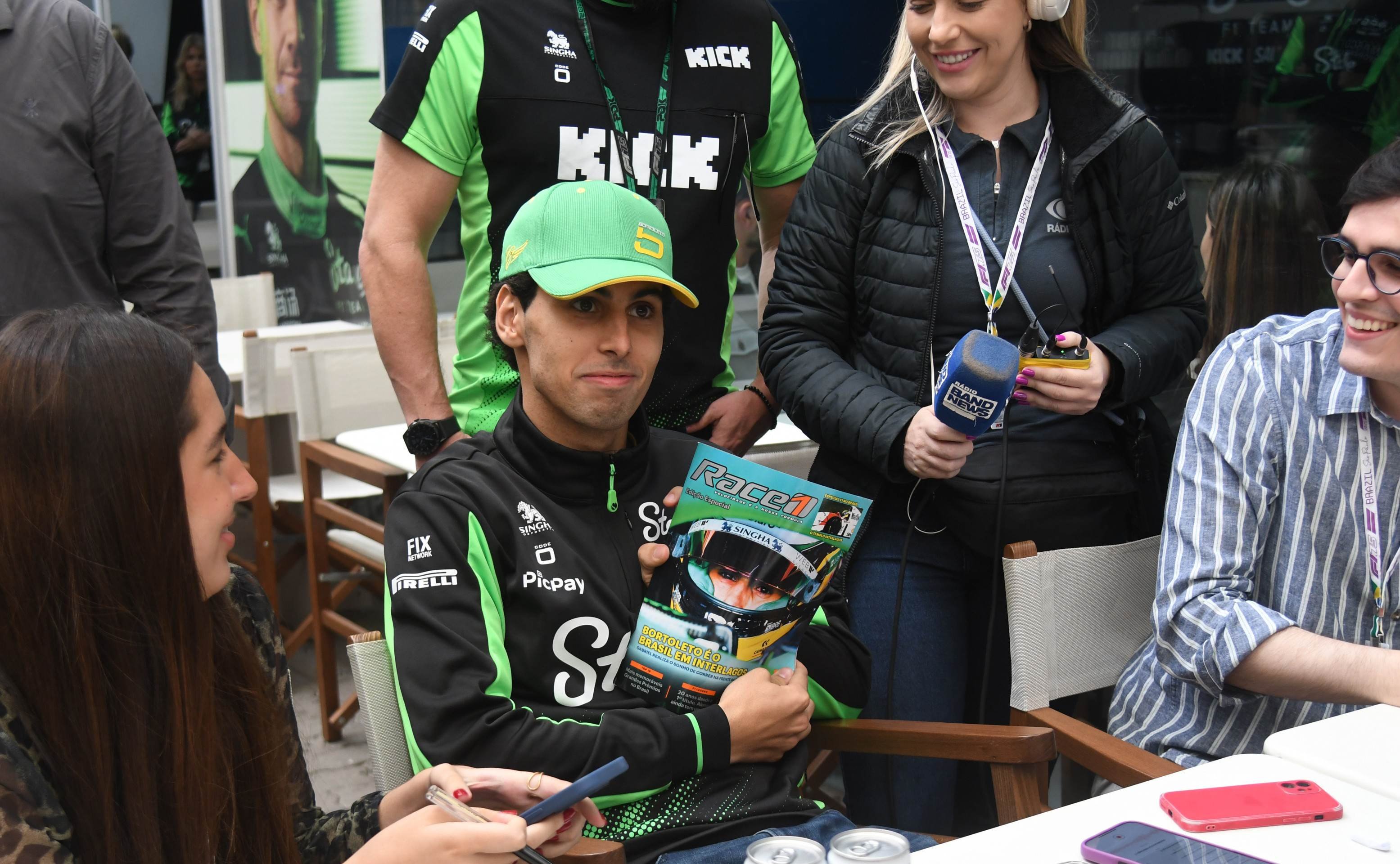 Gabriel Bortoleto ficou rodeado por jornalistas durante a sexta-feira no paddock 