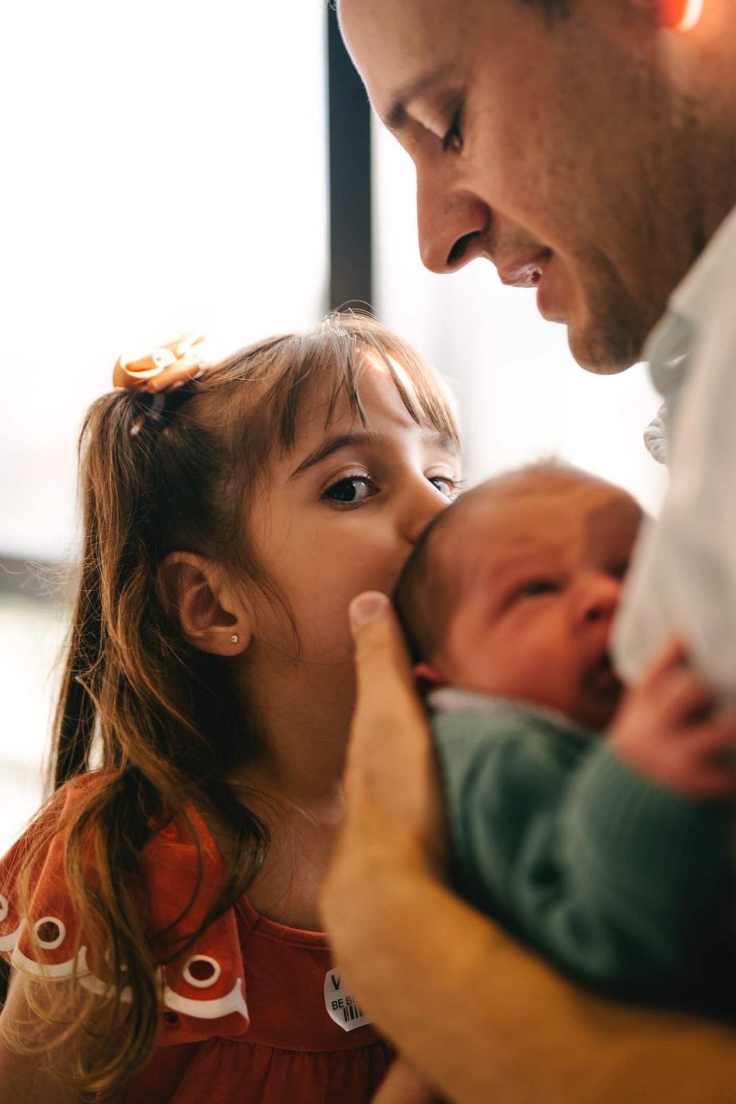 Licença-paternidade, aprovada pela Câmara, reforça vínculo e divide responsabilidades. 