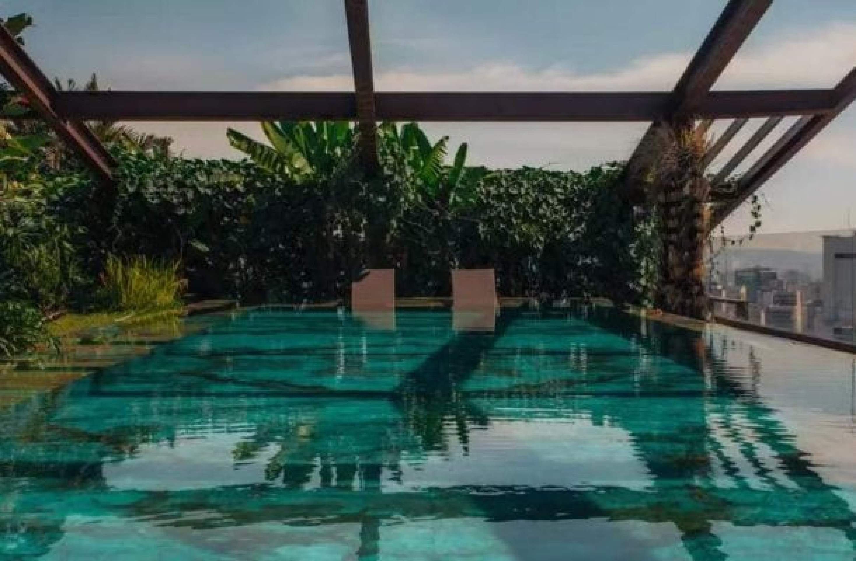 Na lista de melhores do mundo, veja extravagâncias do hotel que mora Memphis Depay