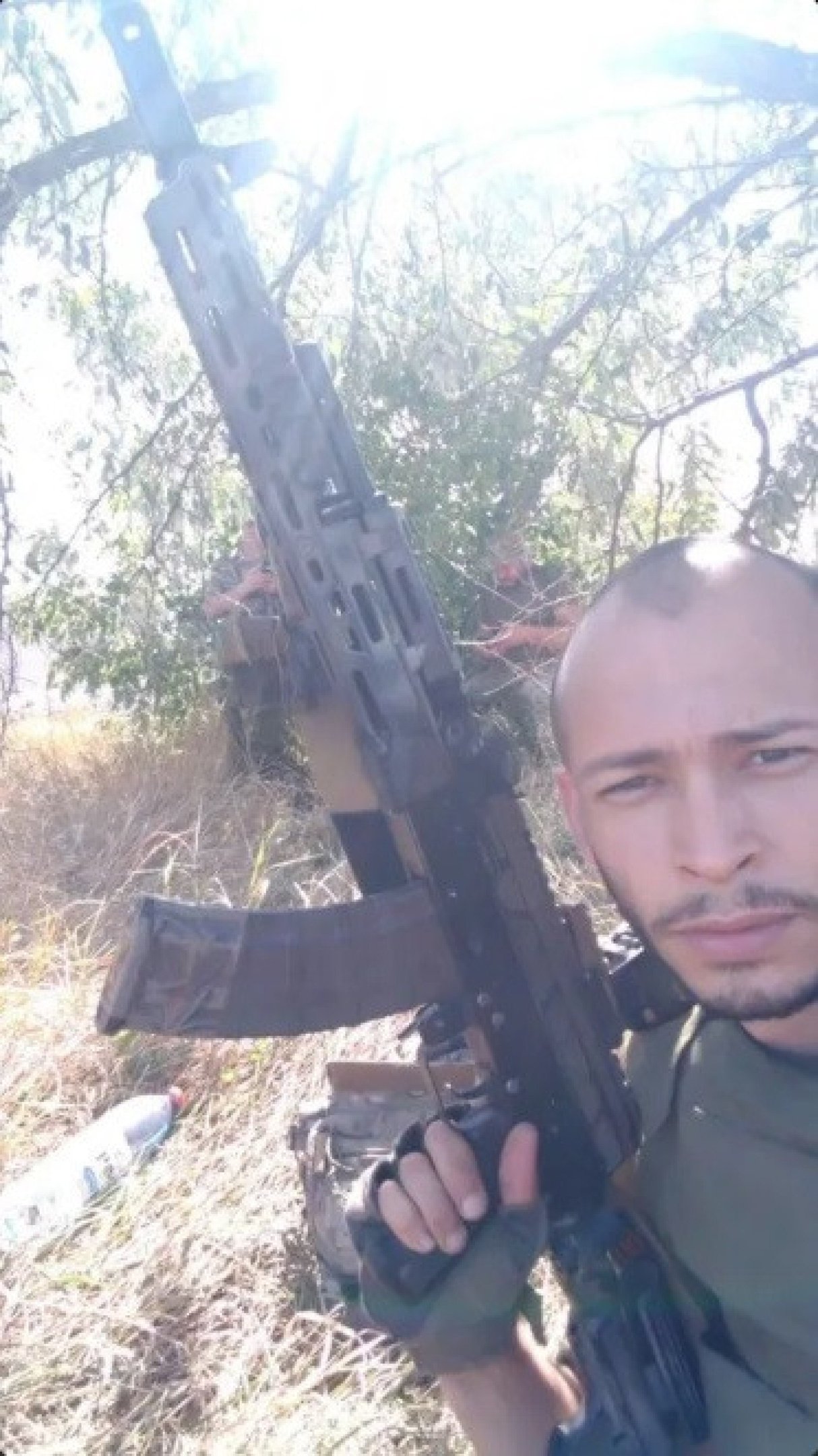 Investigadores tiveram acesso a fotos e vídeos que mostram Marques Pinto portando armas, usando uniforme militar e atuando em áreas de combate.