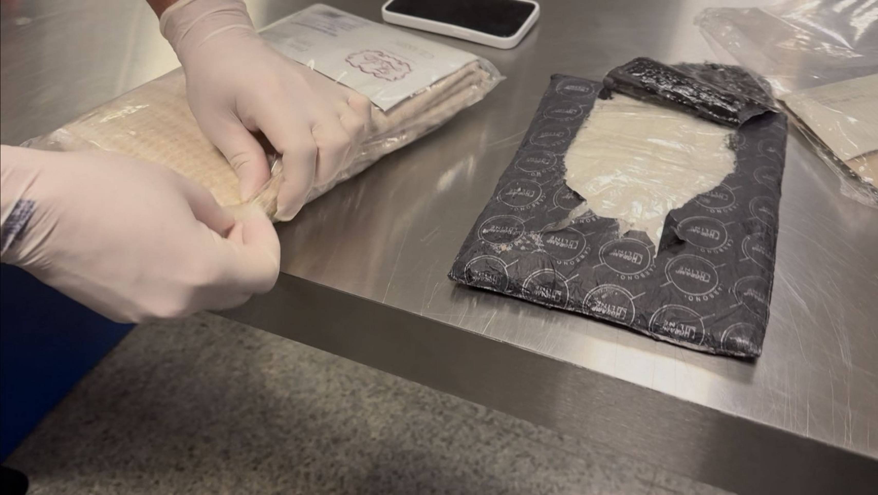 Dois passageiros são presos por tráfico de drogas no Aeroporto de Brasília