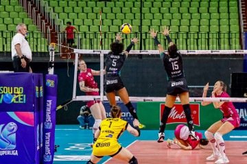 Os erros do Brasília Vôlei se acumularam, principalmente no tie-break, e o Brasília Vôlei amargou a terceira derrota - (crédito: Norieli Teixeira/Brasilia Volei) Os erros do Brasília Vôlei se acumularam, principalmente no tie-break, e o Brasília Vôlei amargou a terceira derrota - (crédito: Norieli Teixeira/Brasilia Volei)