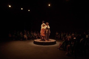 Cena de A menina cientista e o mistério do urro: o  meio ambiente sobe ao palco -  (crédito: Bramma Bremmer)