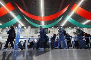Viajantes aguardam na fila para a checagem de segurança no Aeroporto Internacional O'Hare, em Chicago, um dos mais movimentados do país - (crédito: Kamil Krzaczynski/AFP) Viajantes aguardam na fila para a checagem de segurança no Aeroporto Internacional O'Hare, em Chicago, um dos mais movimentados do país - (crédito: Kamil Krzaczynski/AFP)