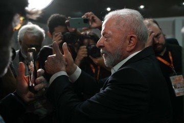 Lula: 'Direcionar parte dos lucros com a exploração de petróleo para transição energética permanece caminho válido para países em desenvolvimento' - (crédito: Mauro Pimentel/AFP ) Lula: 'Direcionar parte dos lucros com a exploração de petróleo para transição energética permanece caminho válido para países em desenvolvimento' - (crédito: Mauro Pimentel/AFP )
