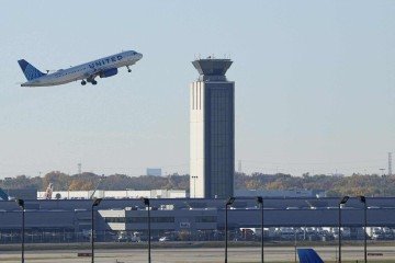 Aeronave comercial da United Airlines decola, também em Chicago - (crédito: Kamil Krzaczynski/AFP) Aeronave comercial da United Airlines decola, também em Chicago - (crédito: Kamil Krzaczynski/AFP)