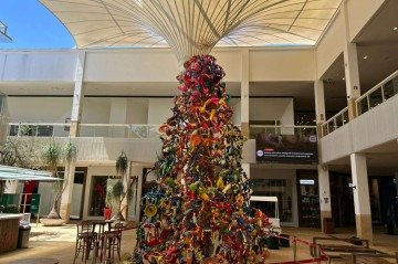 Árvore de Natal de seis metros feita com resíduos pelo projeto