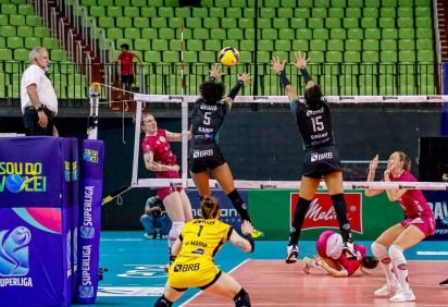 Os erros do Brasília Vôlei se acumularam, principalmente no tie-break, e o Brasília Vôlei amargou a terceira derrota -  (crédito:  Norieli Teixeira/Brasilia Volei) -Os erros do Brasília Vôlei se acumularam, principalmente no tie-break, e o Brasília Vôlei amargou a terceira derrota -  (crédito:  Norieli Teixeira/Brasilia Volei)