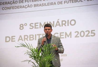 Rodrigo Cintra, presidente da Comissão de Arbitragem da CBF, no primeiro contato com os alunos do Distrito Federal.  -  (crédito: Luís Moreira/CB/ D.A Press) -Rodrigo Cintra, presidente da Comissão de Arbitragem da CBF, no primeiro contato com os alunos do Distrito Federal.  -  (crédito: Luís Moreira/CB/ D.A Press)