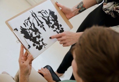 Criado em 1921 por Hermann Rorschach, o teste é usado em avaliações clínicas e forenses -  (crédito: Pexels ) -Criado em 1921 por Hermann Rorschach, o teste é usado em avaliações clínicas e forenses -  (crédito: Pexels )