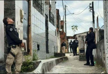 operação Freedom faz buscas em comunidades de Salvador para  desarticular o Comando Vermelho -  (crédito: Divulgação/Polícia Civil da Bahia) -operação Freedom faz buscas em comunidades de Salvador para  desarticular o Comando Vermelho -  (crédito: Divulgação/Polícia Civil da Bahia)