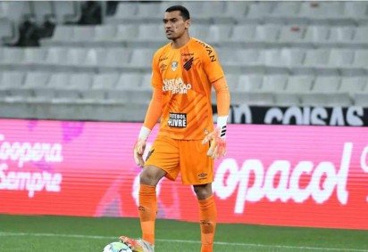 Santos voltou ao Athletico-PR para guiar o clube rumo à elite do futebol nacional: arqueiro vive ano de liderança e boas atuações -  (crédito: Divulgação/Athletico-PR) -Santos voltou ao Athletico-PR para guiar o clube rumo à elite do futebol nacional: arqueiro vive ano de liderança e boas atuações -  (crédito: Divulgação/Athletico-PR)