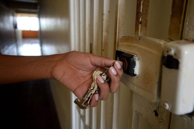 No prédio onde Evelyn Cristina trabalha, foi preciso instalar grades