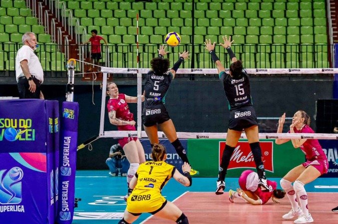 Os erros do Brasília Vôlei se acumularam, principalmente no tie-break, e o Brasília Vôlei amargou a terceira derrota - (crédito: Norieli Teixeira/Brasilia Volei) Os erros do Brasília Vôlei se acumularam, principalmente no tie-break, e o Brasília Vôlei amargou a terceira derrota - (crédito: Norieli Teixeira/Brasilia Volei)