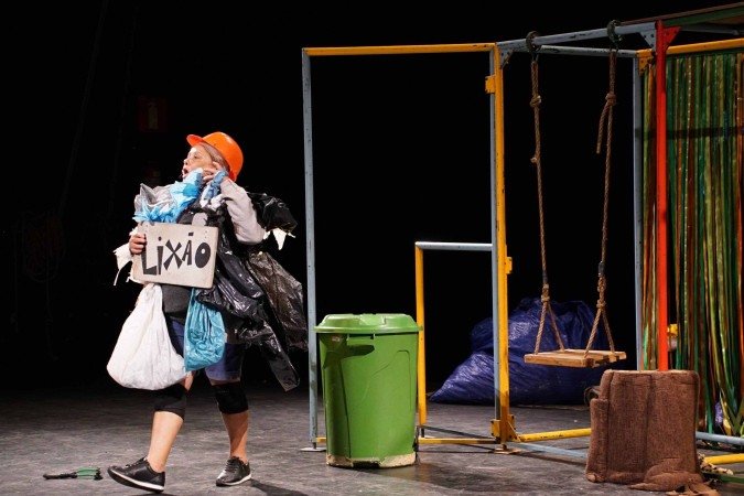  Manga, mangueira, meu pé de brincadeira
Peça do  Centro Cultural Galpão Cine Horto na Caixa Cultural            
    