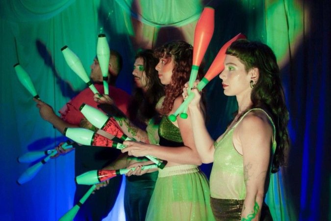 Espetáculo da Trupe Por Um Fio é apresentado em Ceilândia nesta sexta (7/11), com entrada gratuita e acessibilidade em Libras - (crédito: Caren Henrique) Espetáculo da Trupe Por Um Fio é apresentado em Ceilândia nesta sexta (7/11), com entrada gratuita e acessibilidade em Libras - (crédito: Caren Henrique)