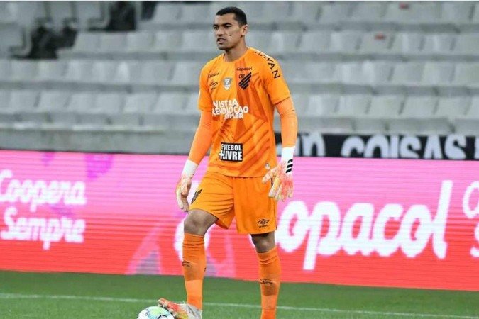 Santos voltou ao Athletico-PR para guiar o clube rumo à elite do futebol nacional: arqueiro vive ano de liderança e boas atuações - (crédito: Divulgação/Athletico-PR) Santos voltou ao Athletico-PR para guiar o clube rumo à elite do futebol nacional: arqueiro vive ano de liderança e boas atuações - (crédito: Divulgação/Athletico-PR)