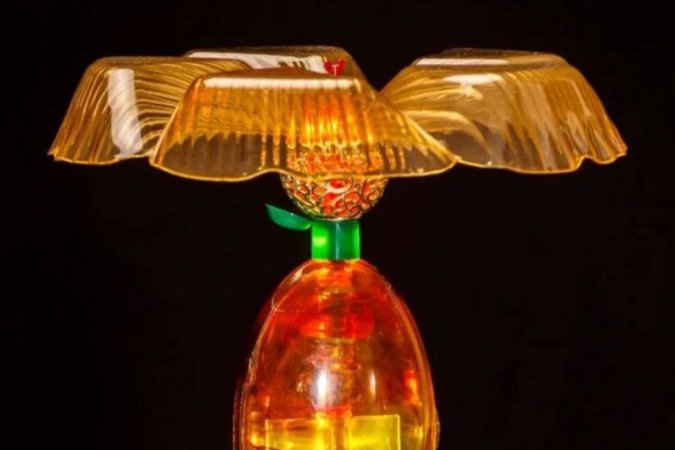 Os Pirilampos do Planeta fazem esculturas com materiais reciclados 