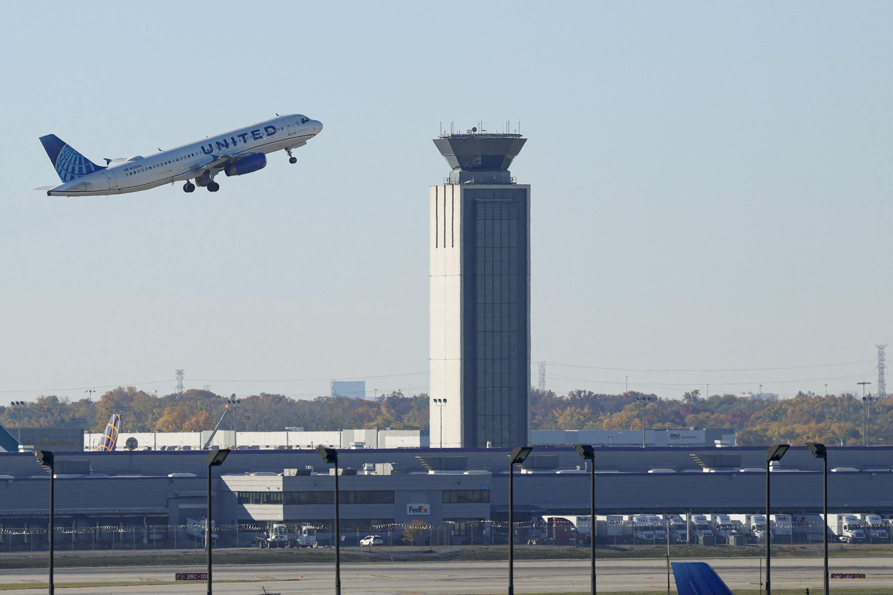 Avi&atilde;o comercial da United Airlines decola do Aeroporto Internacional O'Hare, em Chicago, um dos mais afetados 