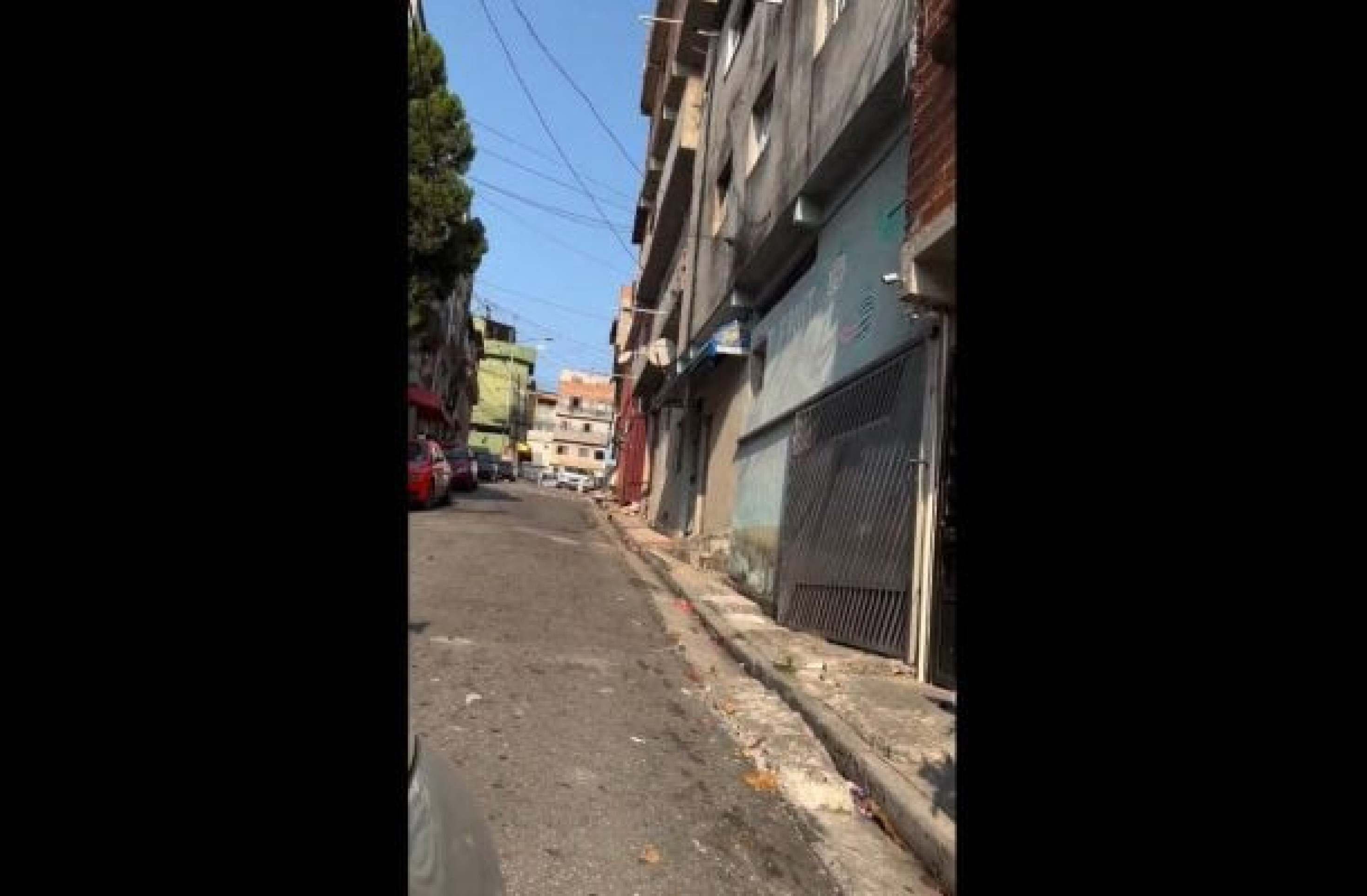 Memphis Depay soma algumas aparições por comunidades de São Paulo -  (crédito: Foto: Reprodução de video / Twitter) -Memphis Depay soma algumas aparições por comunidades de São Paulo -  (crédito: Foto: Reprodução de video / Twitter)