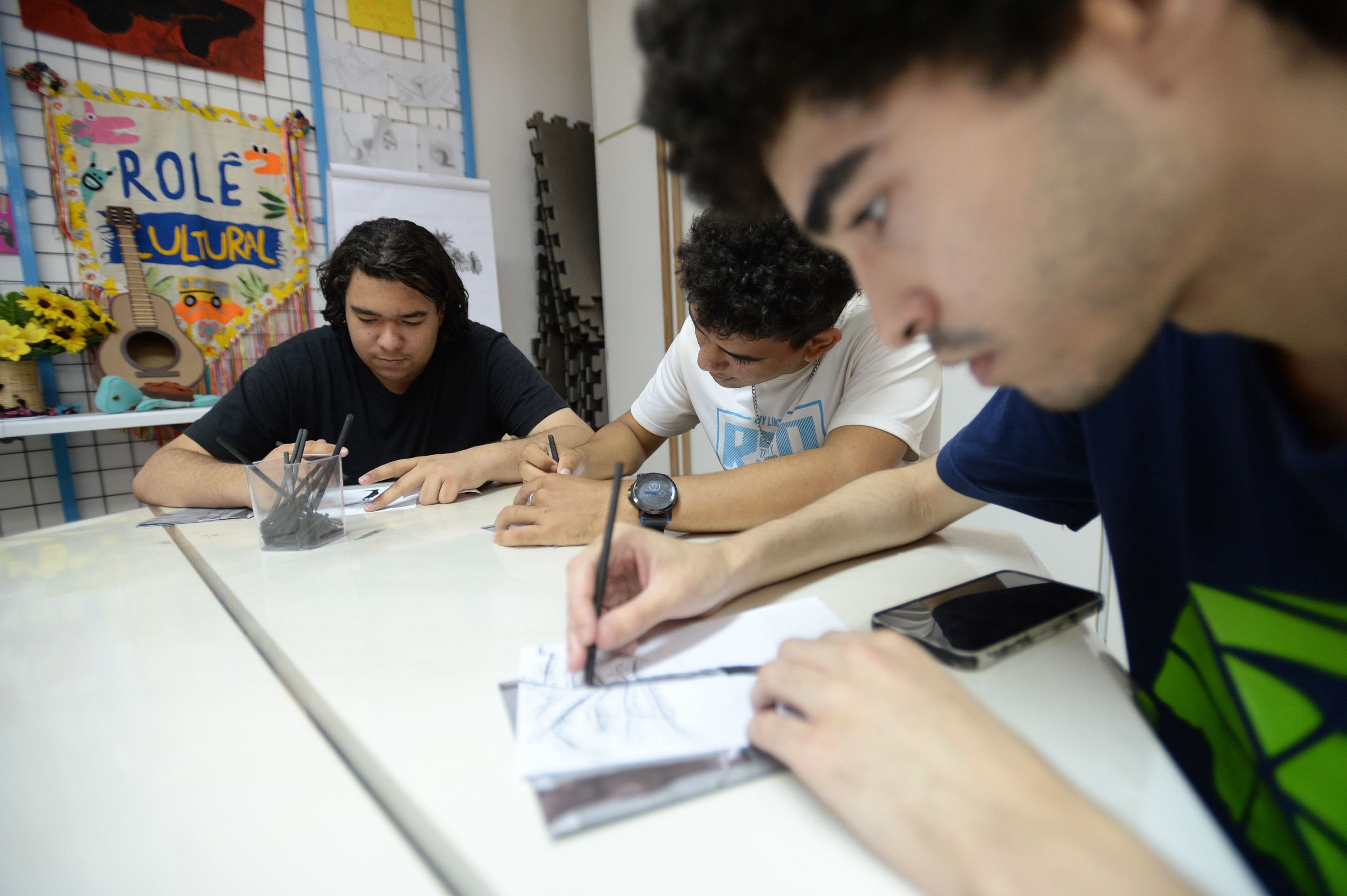 07/11/2025. Crédito: Minervino Júnior/CB/D.A Press. Brasil.  Brasilia - DF. Rolê Cultural educativo no CCBB. Fabiana Souza - educadora com os estudantes Samuel Omar,Luan Coelho e Emanuel Pereira.