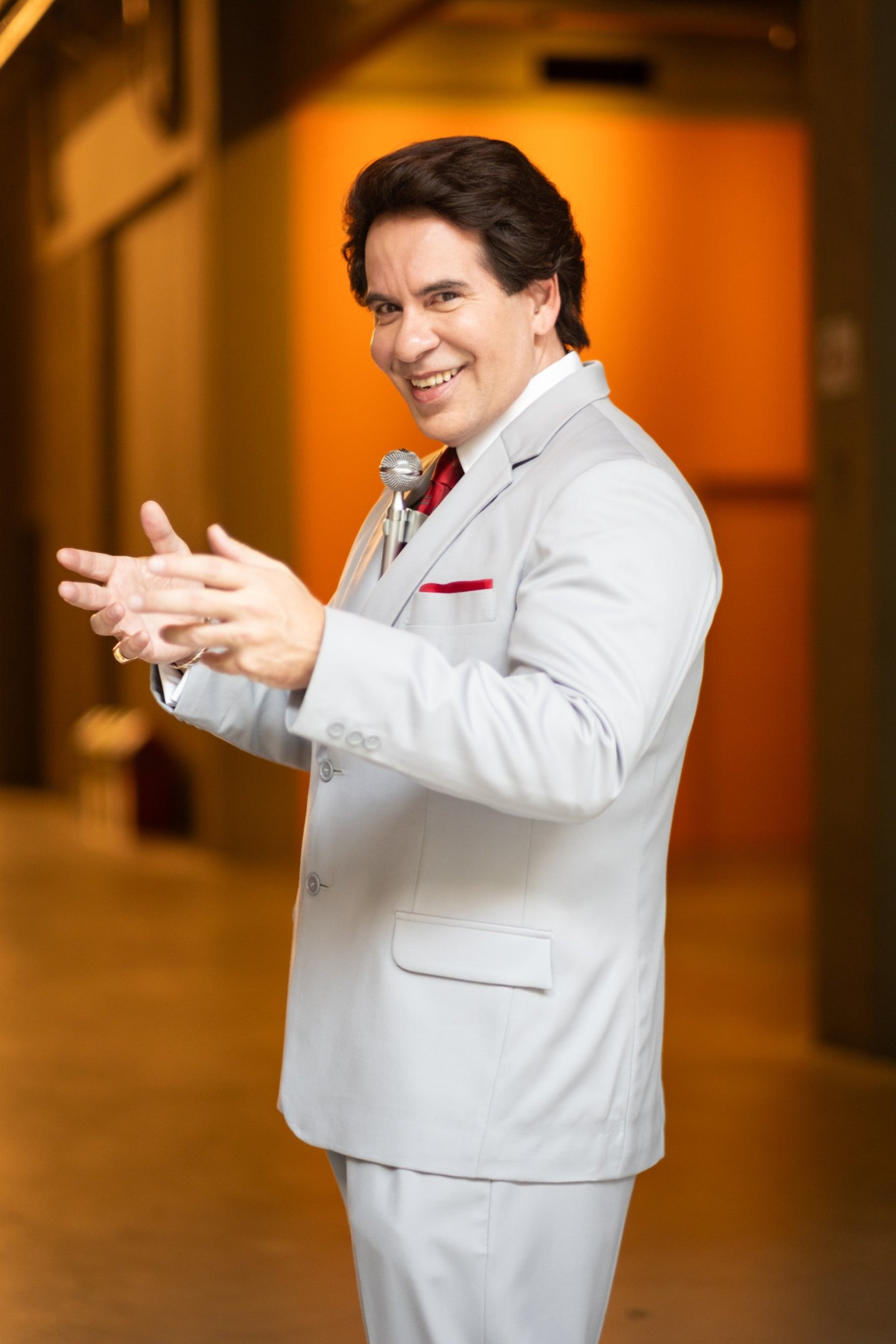 Leandro Hassum fala sobre interpretar SIlvio Santos em cinebiografia