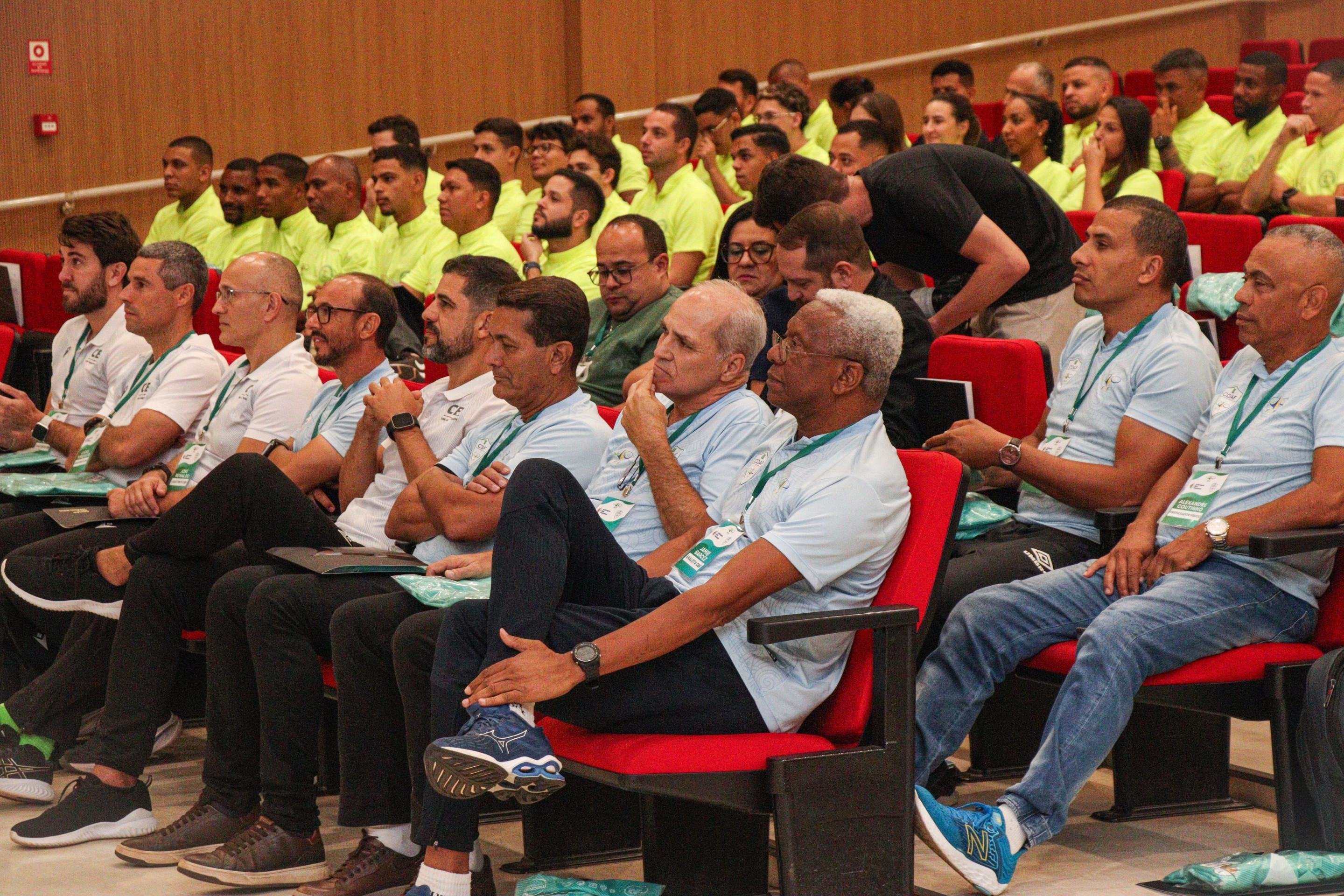 Alunos do Arbitragem sem Fronteiras, no Centro de Capacitação Física do Corpo dos Bombeiros do Distrito Federal (CBMDF)