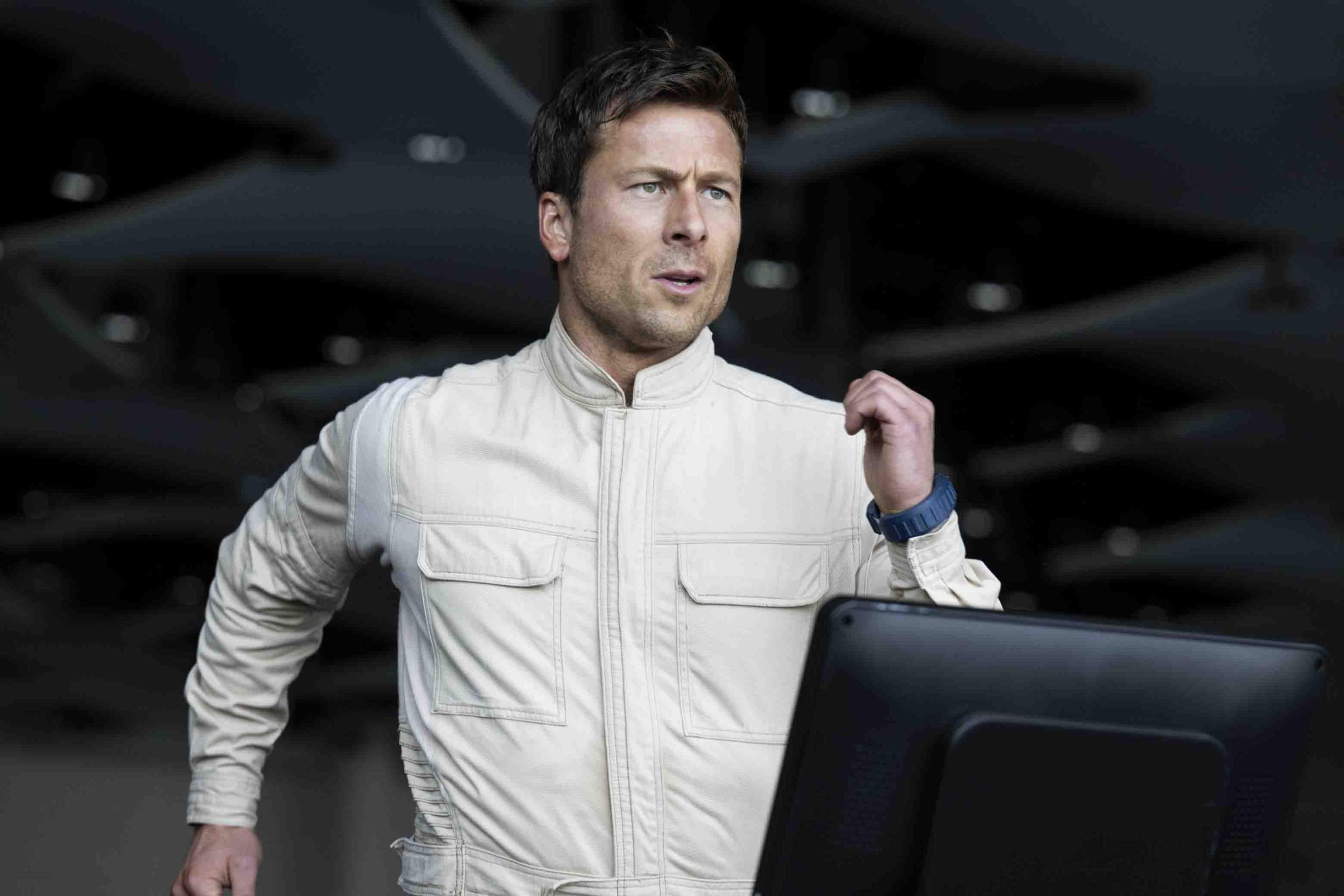 Um corre pela vitória: personagem de Glen Powell quer salvar a família