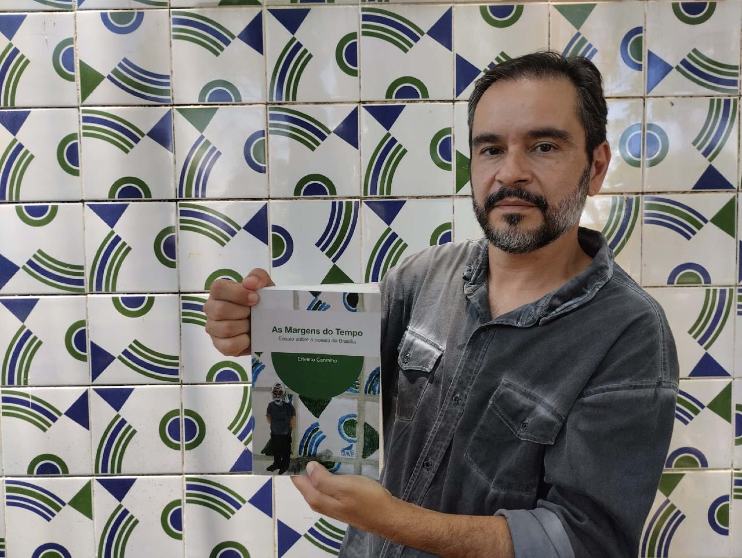 Escritor Erivelto Carvalho lança livro 'Às margens do tempo' no Beirute