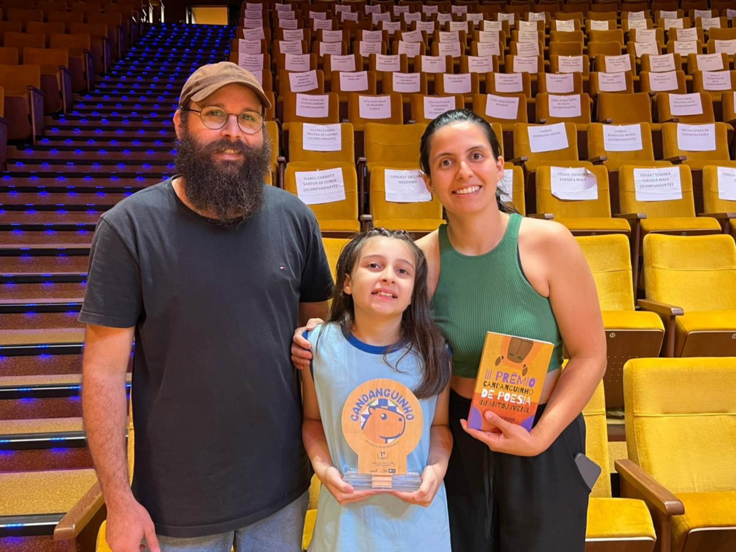 Criança de 8 anos, filha de pais surdos, ganha prêmio de poesia