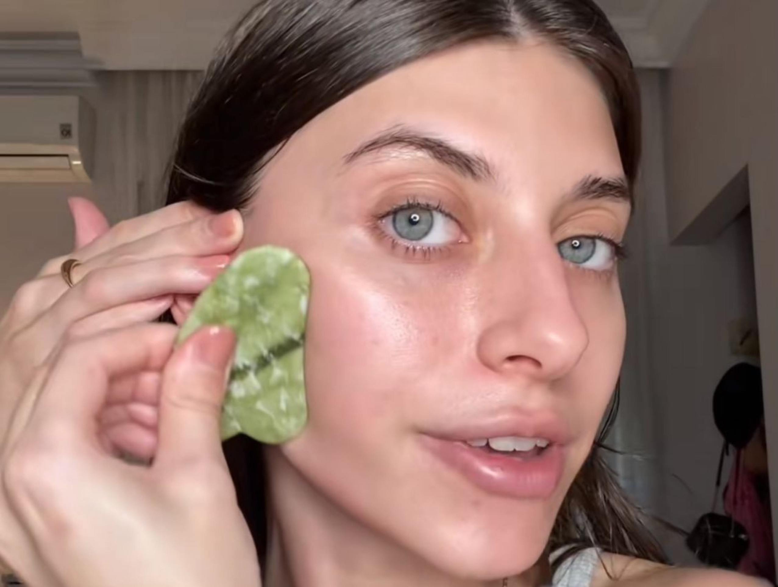 Experts ensinam como fazer massagem linfática caseira para desinchar