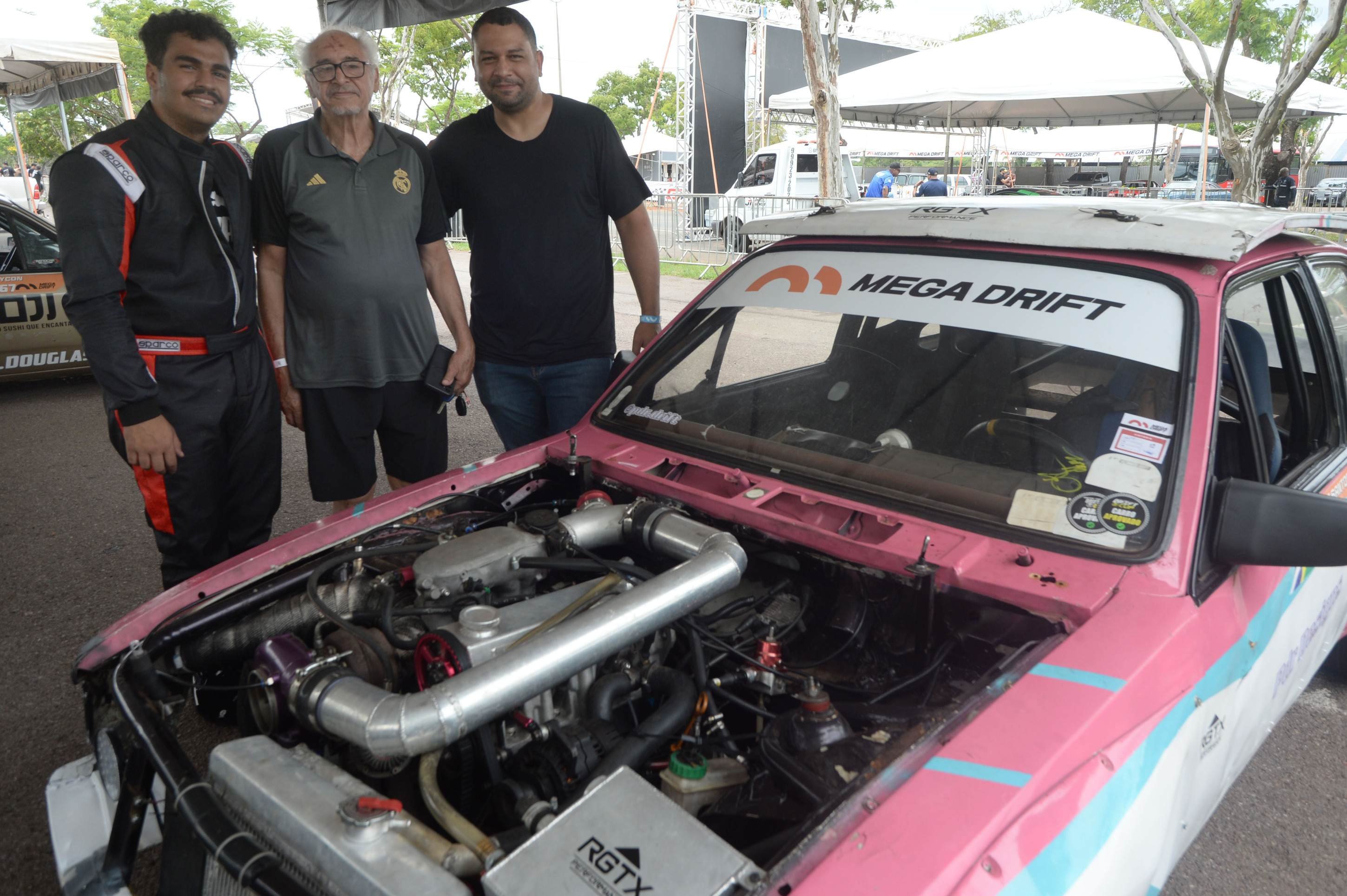  08/11/2025 Crédito: Marcelo Ferreira/CB/D.A Press. Brasil. Brasília - DF - Parque da Cidade, Campeonato Mega Drift Brasil. Pedro Miguel (piloto) com o pai Fernando Santos e o avô João Batista.