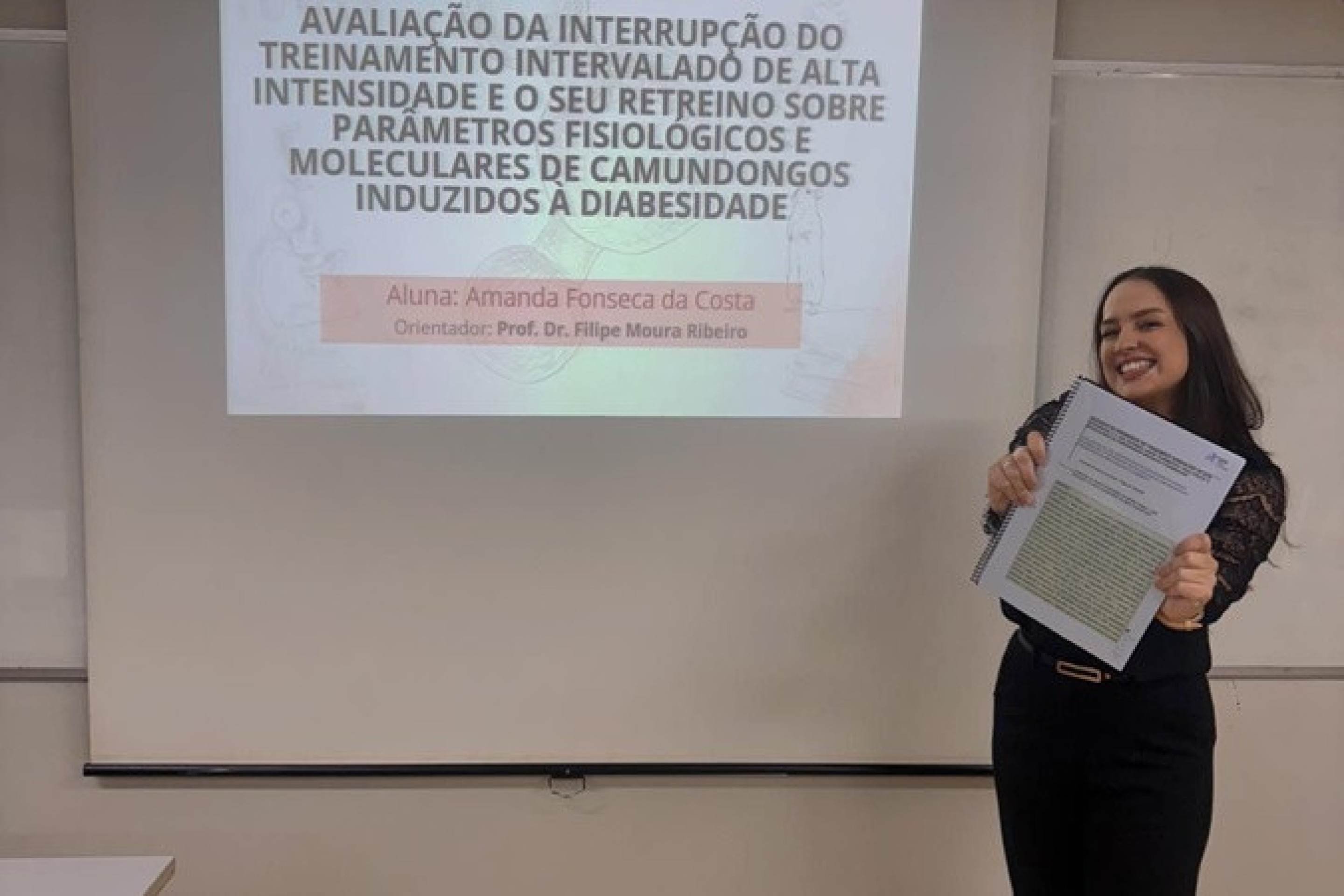 Amanda na apresentação do TCC, no UDF