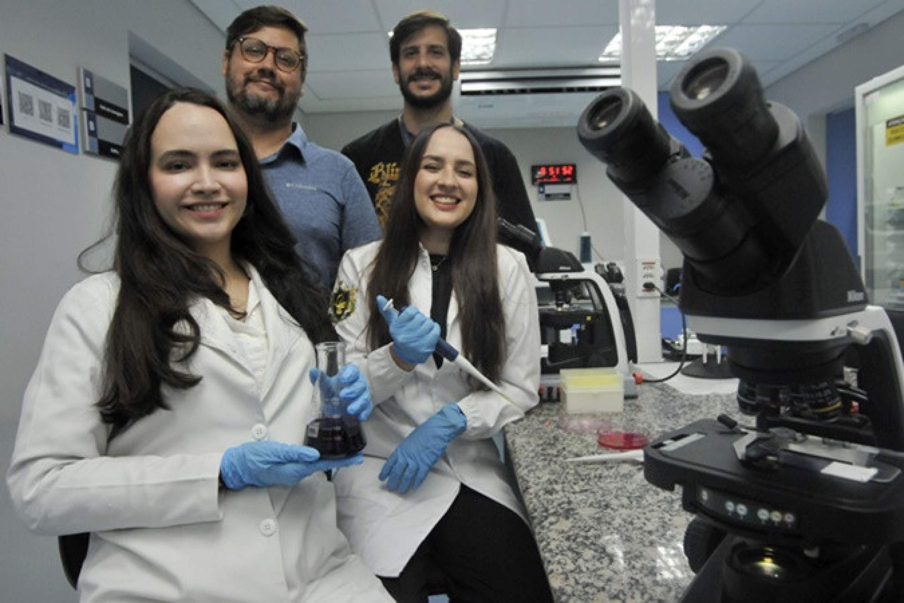 Lana e Amanda com os orientadores Filipe Moura e Bernardo Petriz