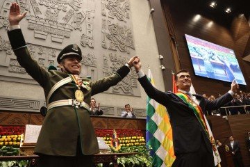 Rodrigo Paz (à direita) e o novo vice-presidente, Edman Lara: acenos aos EUA e promessas de mudanças econômicas      -  (crédito: Luis Gandarillas/Pool/AFP) -Rodrigo Paz (à direita) e o novo vice-presidente, Edman Lara: acenos aos EUA e promessas de mudanças econômicas      -  (crédito: Luis Gandarillas/Pool/AFP)