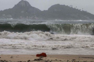 A Marinha do Brasil emitiu aviso de ressaca, alertando para ondas de até 3,5 metros na orla carioca - (crédito: Fernando Frazão/Agência Brasil) A Marinha do Brasil emitiu aviso de ressaca, alertando para ondas de até 3,5 metros na orla carioca - (crédito: Fernando Frazão/Agência Brasil)
