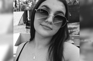 Júlia Kwapis estava na casa de uma amiga e a família ficou sem notícias da jovem durante toda a noite de sexta até por volta das 6h20 deste sábado (9), quando foi informada de que ela estava internada no hospital da cidade vizinha.
- (crédito: Reprodução/Redes Sociais) Júlia Kwapis estava na casa de uma amiga e a família ficou sem notícias da jovem durante toda a noite de sexta até por volta das 6h20 deste sábado (9), quando foi informada de que ela estava internada no hospital da cidade vizinha.
- (crédito: Reprodução/Redes Sociais)